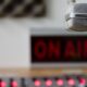 100 años después de esa primera trasmisión, Al Toque se suma a la hermosa aventura de la radio.