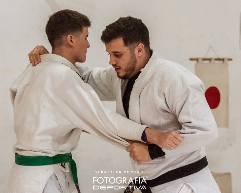 El judoca divide sus actividades entre los entrenamientos, su profesión y la escuela para niños.