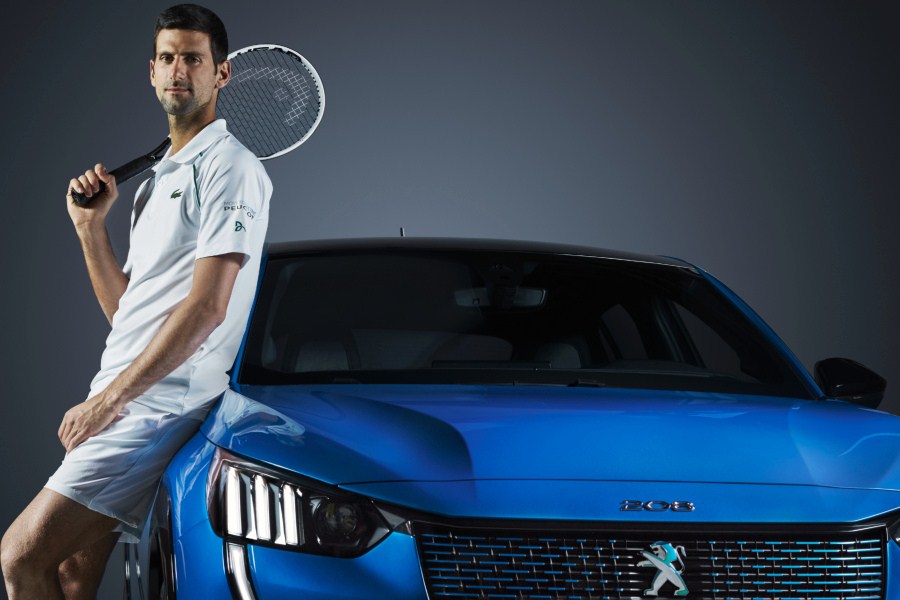 Novak Djokovic es la cara del patrocinio Peugeot en Roland Garros.