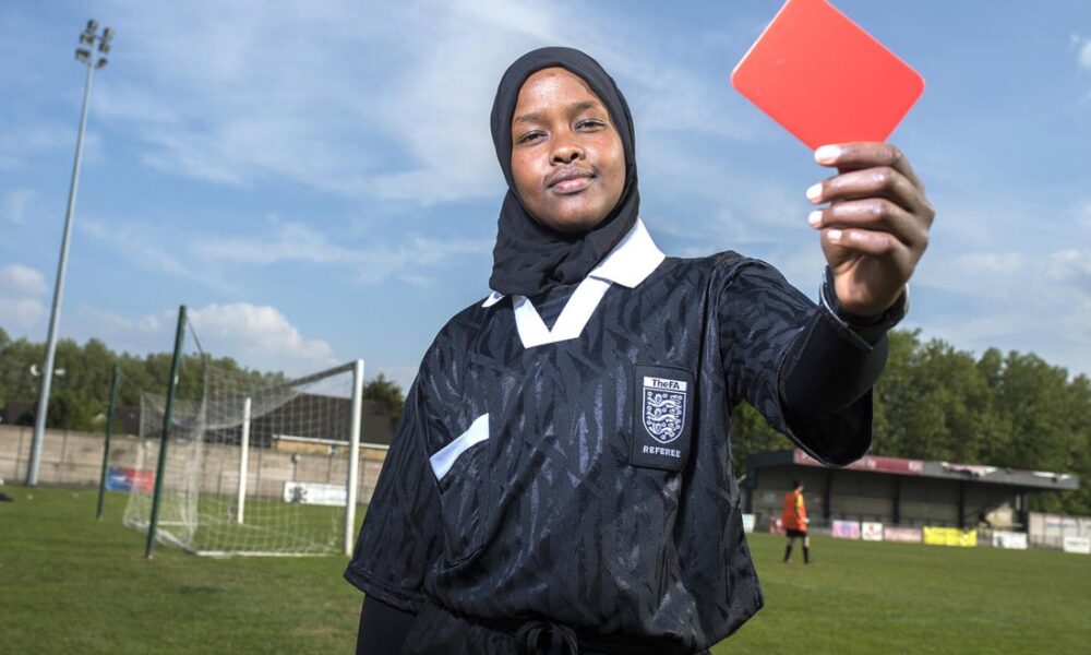 “Cuando estoy en la cancha y sueno el silbato para empezar el partido, no soy refugiada, mi hijab no importa, y tampoco mi género ni el color de mi piel”.