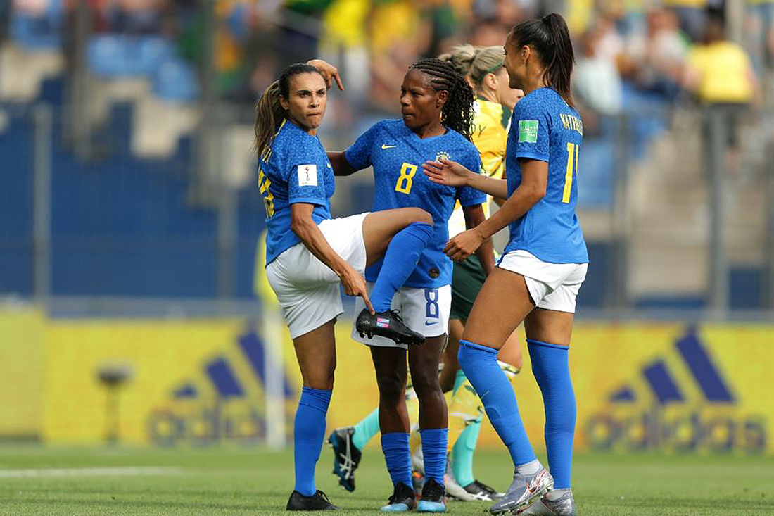 Marta festejó sus goles besando o señalando sus botines en Francia.