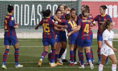 Las jugadoras del conjunto catalán festejan uno de los cuatro goles en el clásico.