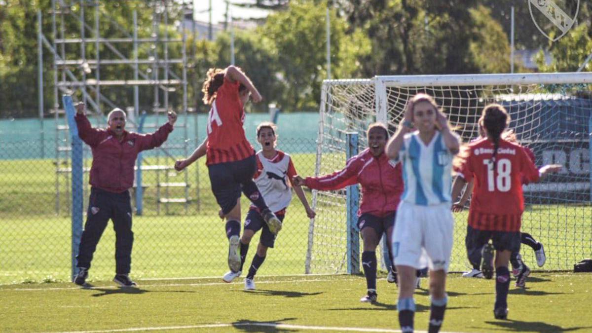 Con la 14 en la espalda, Francescato festeja su gol agónico.