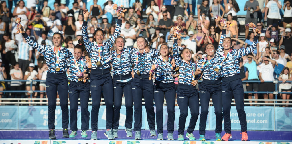 Las Leoncitas en lo más alto del podio.