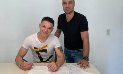 Rodríguez junto a Rivera en la firma del contrato.