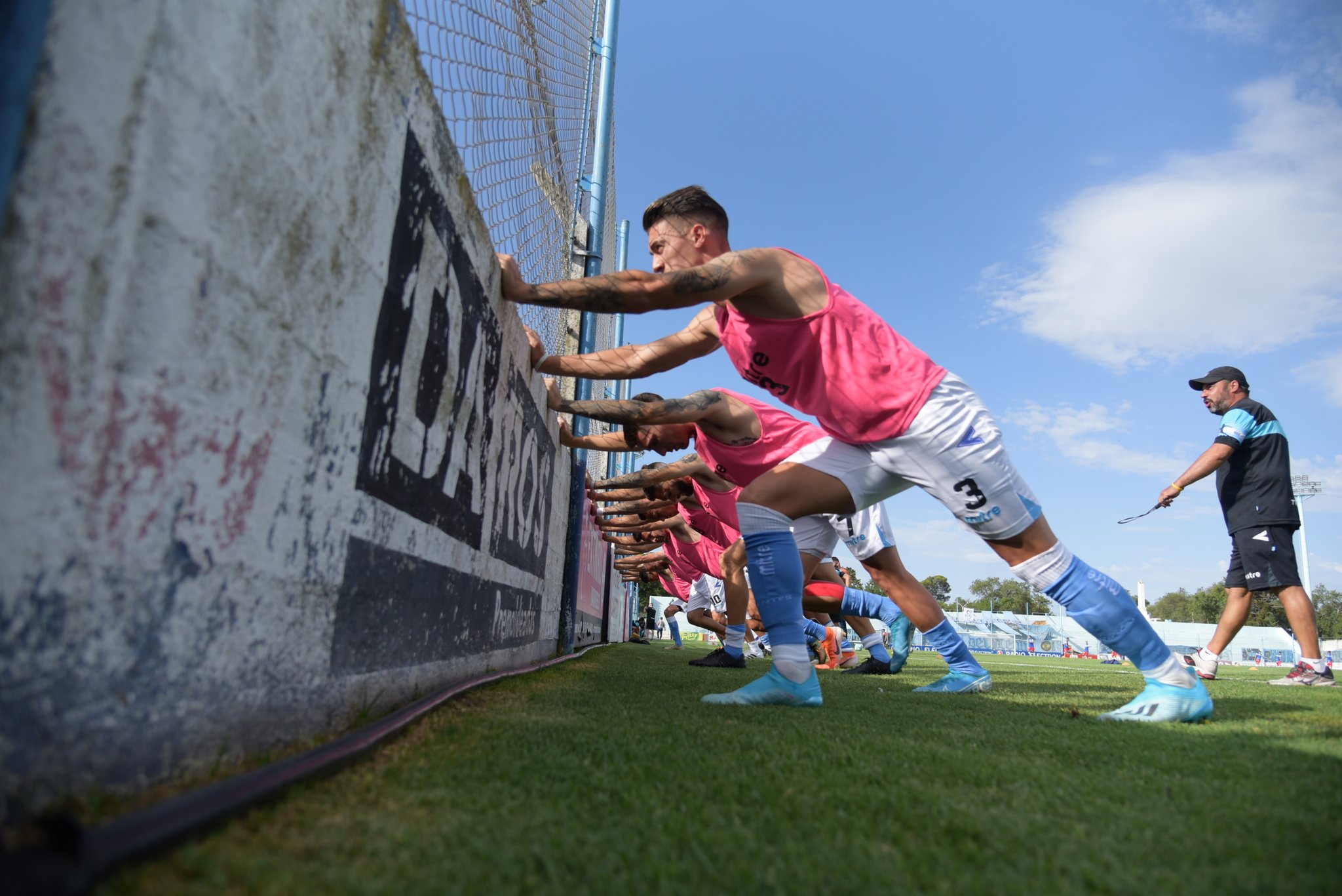 Estudiantes juega en Caseros y va en busca de su primer triunfo.