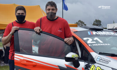 Los hermanos Herrera se suben al auto para competir en el Rally Cordobés.