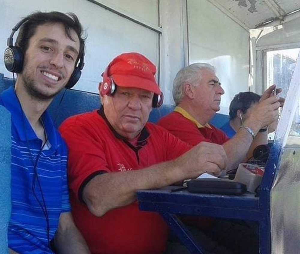 Pablo Ramón, hijo de Rubén Darío, junto al "Tita" y la radio.