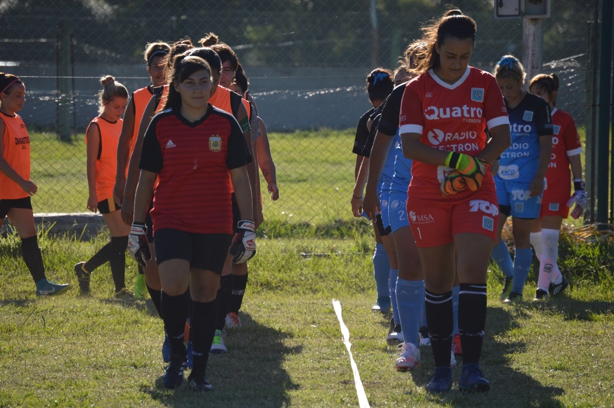 En el encuentro de la primera división, las dirigidas por Delfina Leal ganaron por 3 a 0.