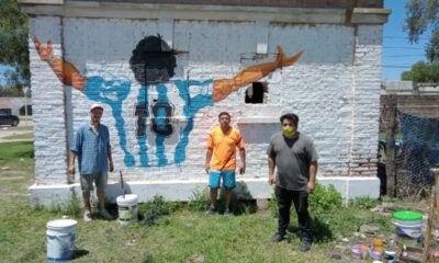 Un grupo de jóvenes del Club Argentinos Juniors pintó una imagen de Diego Armando Maradona en el ingreso al barrio Las Delicias.