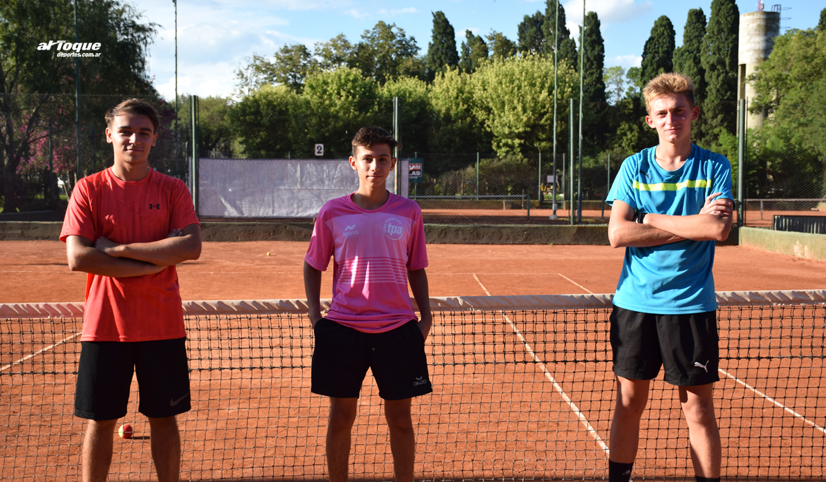 Agustín Cortona, Franco Lauría y Agustin Giovanella (de izq a der) son las promesas del tenis regional.