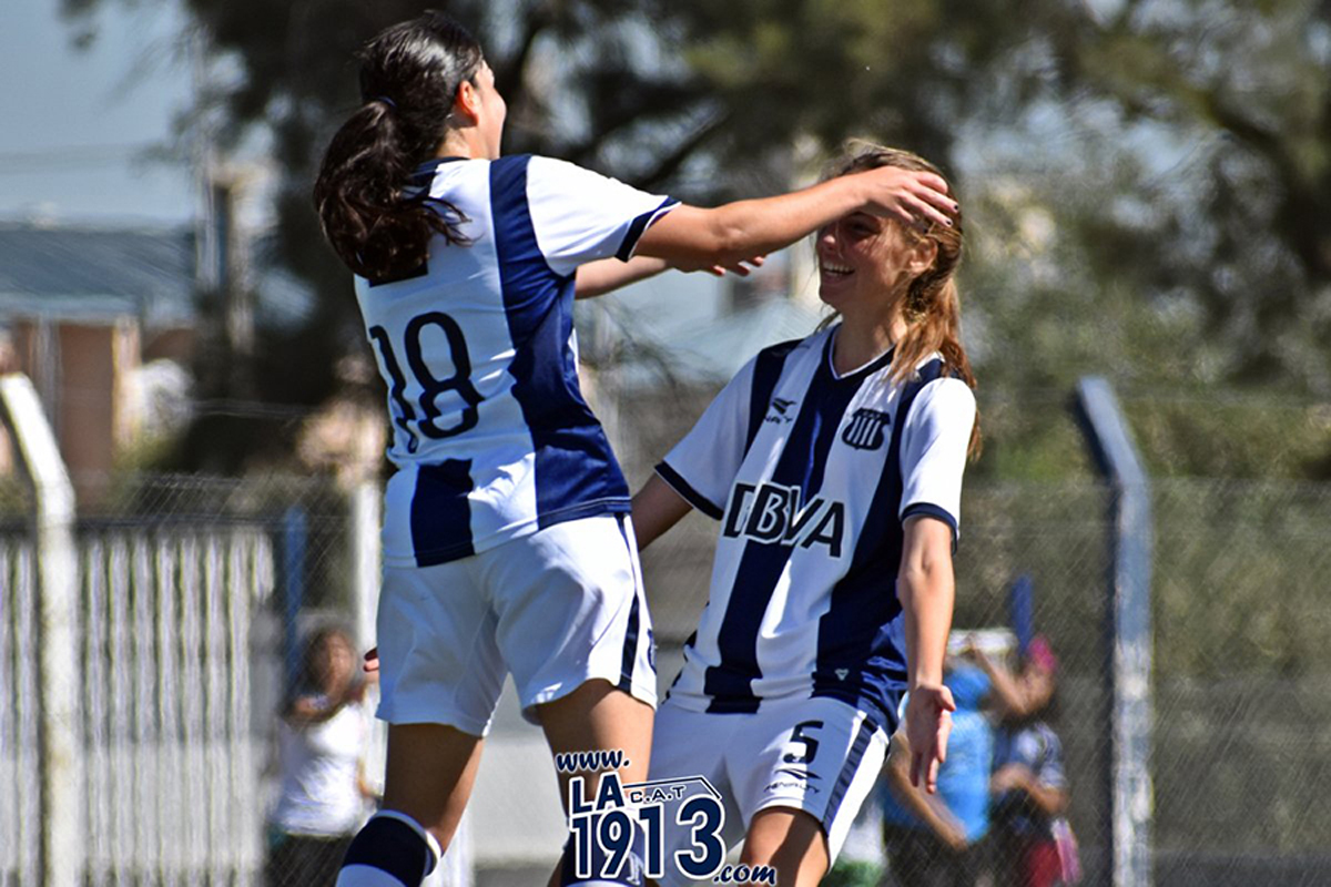La ex liguera Juliana Berardo festeja uno de sus goles con la "T" en 2019, junto a Catalina Ongaro, actualmente en UAI Urquiza. Una imagen de celebración que hace mucho no se repite en Talleres, un equipo a punto de desaparecer.