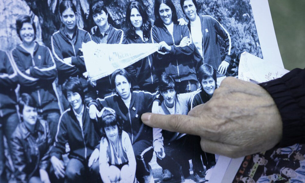 El dedo señala a Gloria "Betty" García en la postal de la Selección Argentina en el Mundial de México 1971 (Foto: Federico Peretti para Revista Líbero).