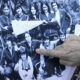 El dedo señala a Gloria "Betty" García en la postal de la Selección Argentina en el Mundial de México 1971 (Foto: Federico Peretti para Revista Líbero).