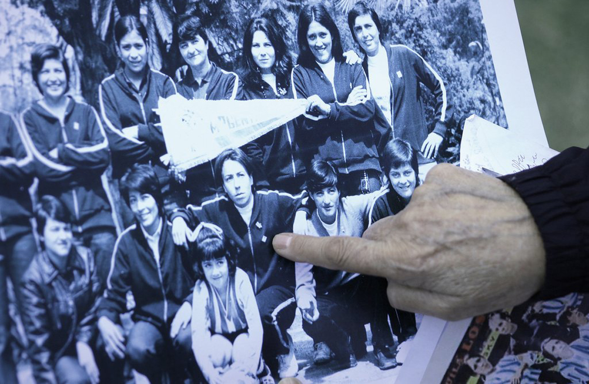 El dedo señala a Gloria "Betty" García en la postal de la Selección Argentina en el Mundial de México 1971 (Foto: Federico Peretti para Revista Líbero).