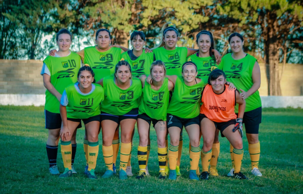 Esta temporada el fútbol femenino regional presentó tres escudos nuevos en sus competencias. Uno de ellos es el de Deportivo Río Cuarto.