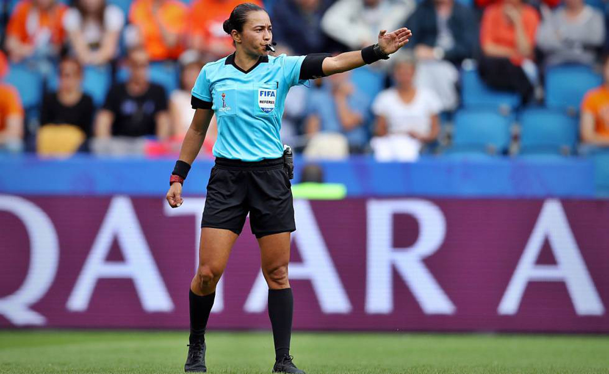 Más tarjetas rojas para los prejuicios en el arbitraje de fútbol, que sumará este jueves un nuevo hecho histórico.