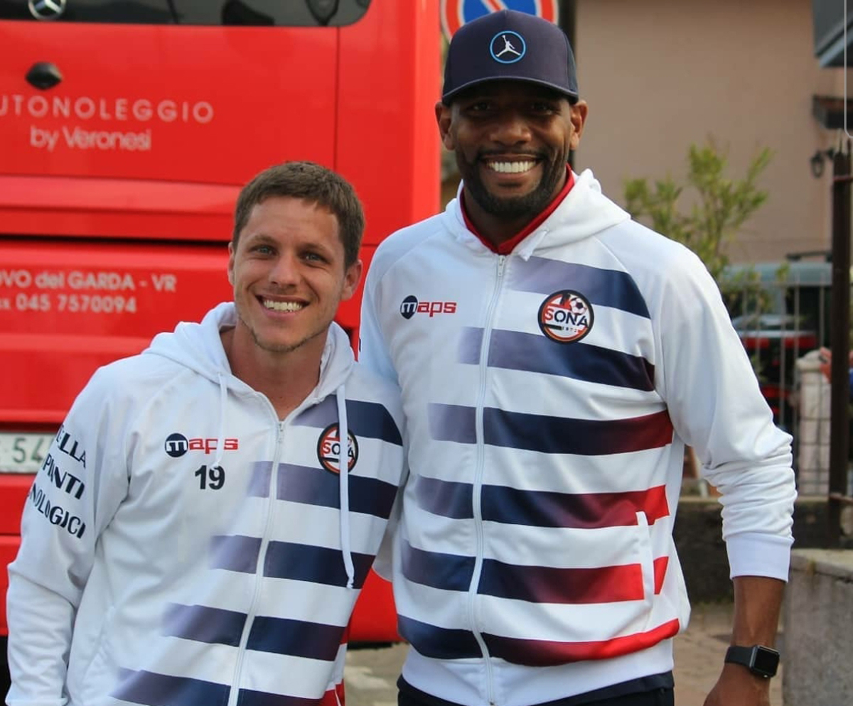 El sampachense junto a Maicon en Italia.