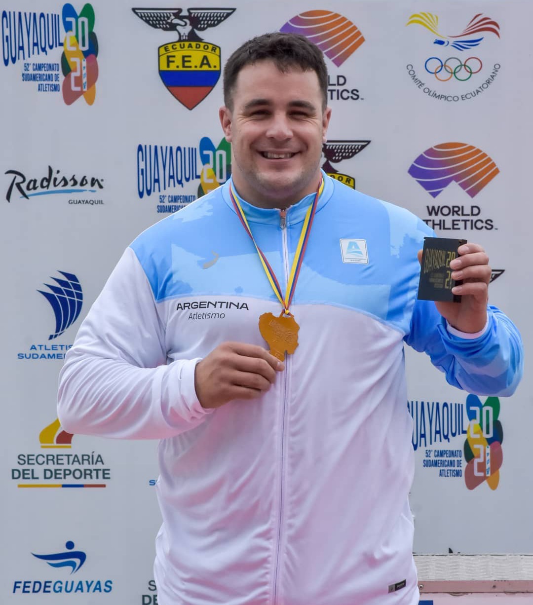 Nacho Carballo con la medalla de bronce en Guayaquil.