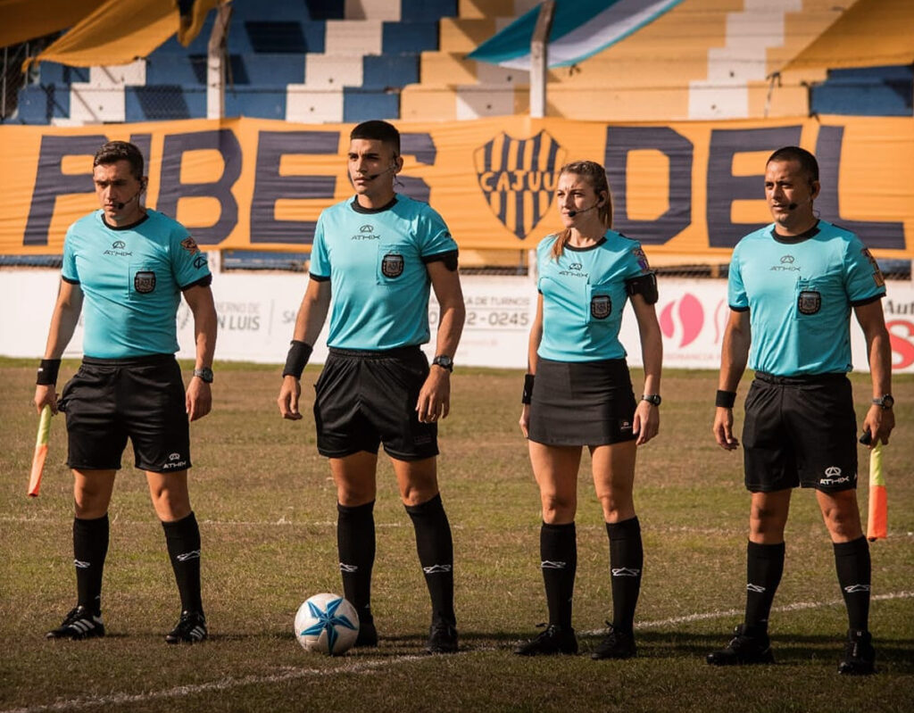 El debut oficial en el certamen -que es la tercera categoría del fútbol argentino- fue el 18 de abril, en el enfrentamiento entre Juventud Unida Universitario de San Luis y Ciudad de Bolívar.