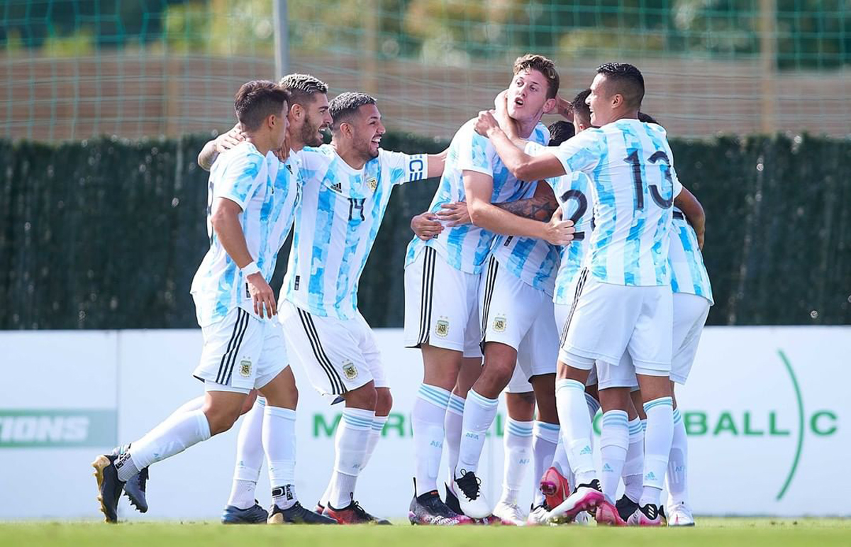 Gaich y Colombatto festejan uno de los goles de Argentina en la última gira por Marbella.