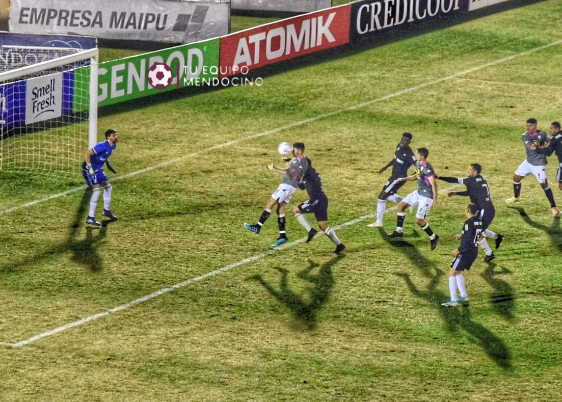 El gol que le anularon a Gimnasia de Mendoza y benefició a Riestra.