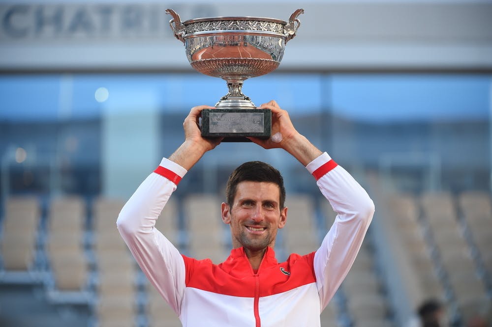Djokovic levanta el trofeo de Roland Garros por segunda vez en su vida.