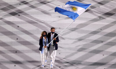 Cecilia Carranza Saroli y Santiago Lange, campeones en Río 2016 y atletas que volverán a competir juntos en esta cita, encabezaron como abanderados el desfile de la delegación argentina.