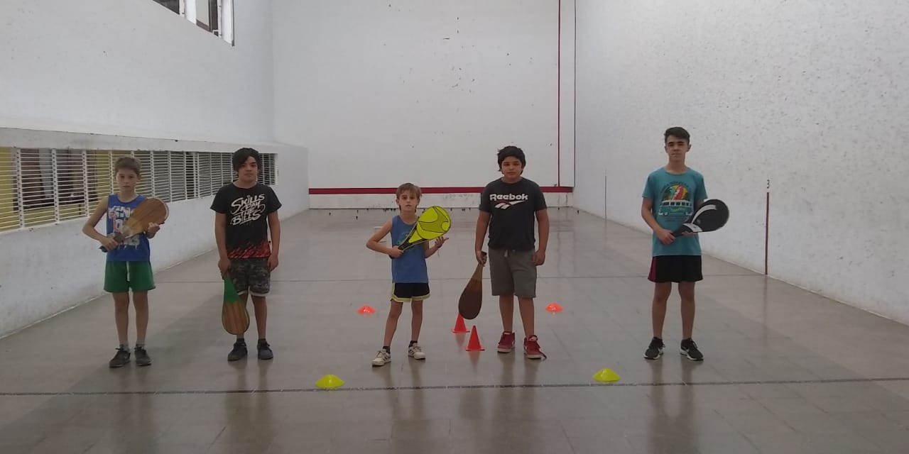 Los chicos que pertenecen a la escuela de Central Argentino en pelota paleta.