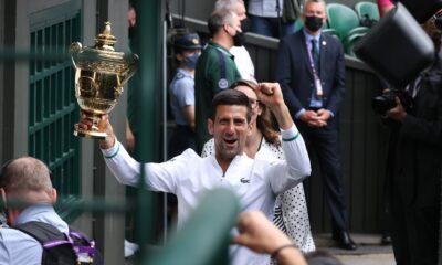 Novak Djokovic con su sexto título de Wimbledon.
