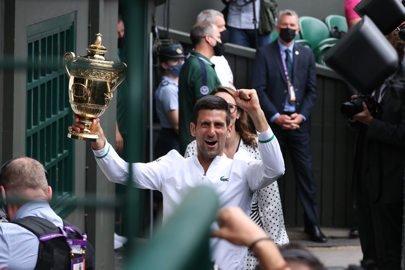 Novak Djokovic con su sexto título de Wimbledon.