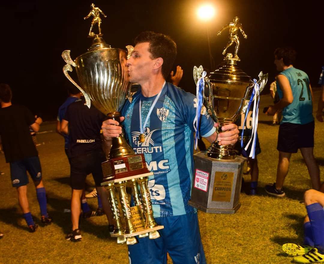 Maximiliano Carballo y uno de sus tantos festejos como jugador, el día de su despedida del fútbol y levantando la Copa Challenger de la Liga de Canals.