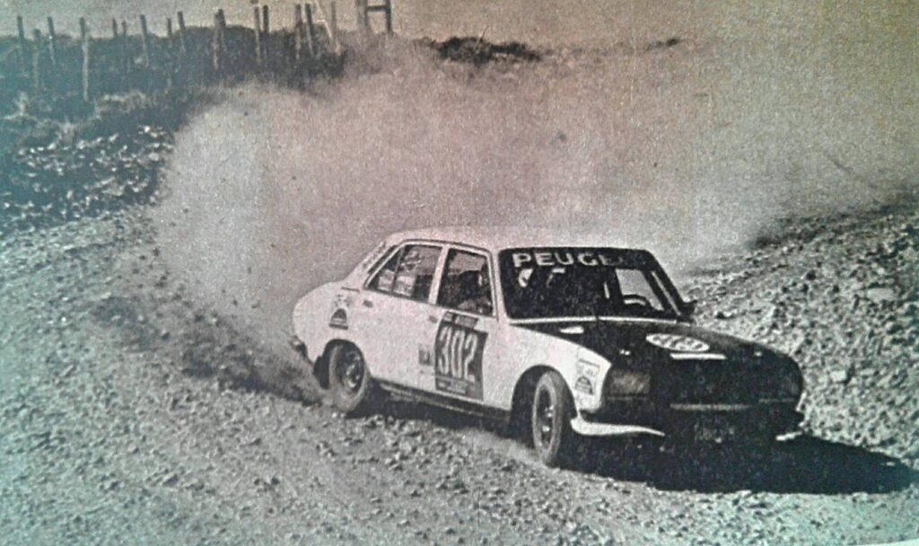 Carlos Garro en el auto Peugeot.
