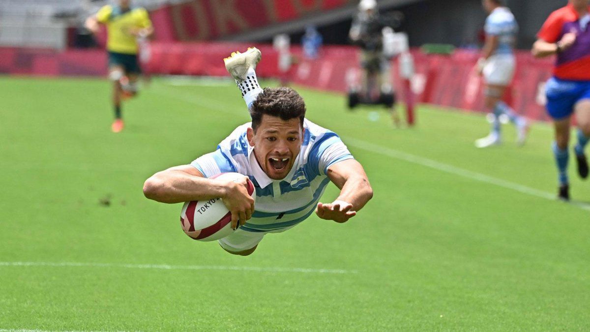Lautaro Bazán Vélez vuela hacia uno de sus tries en Tokio 2020.