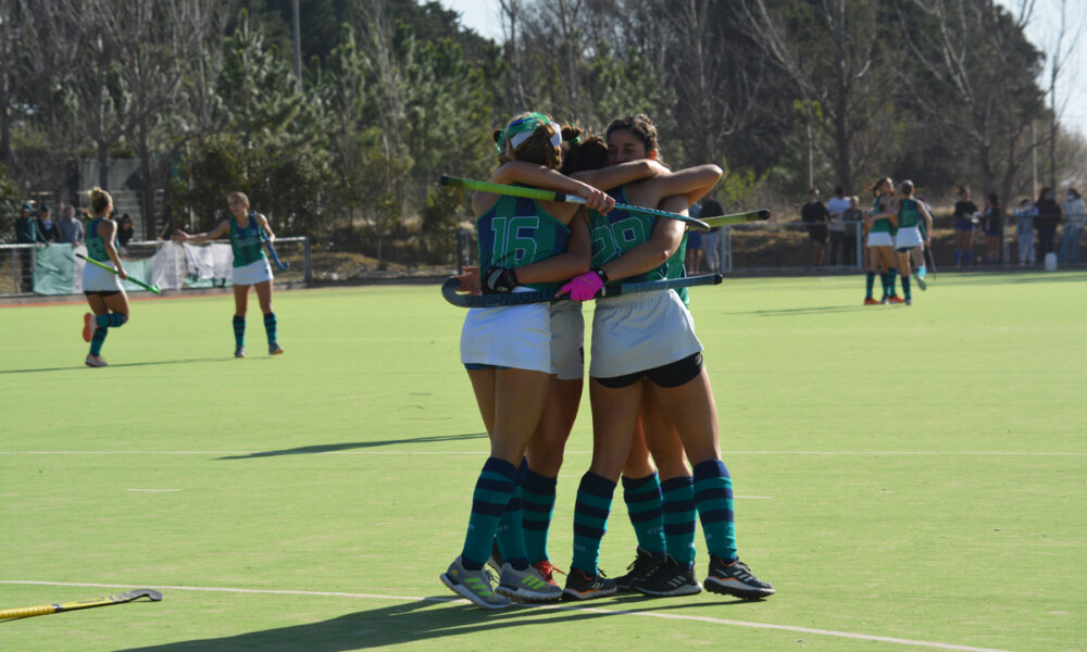 Los abrazos a Lenardon tras el primer gol del "verde".