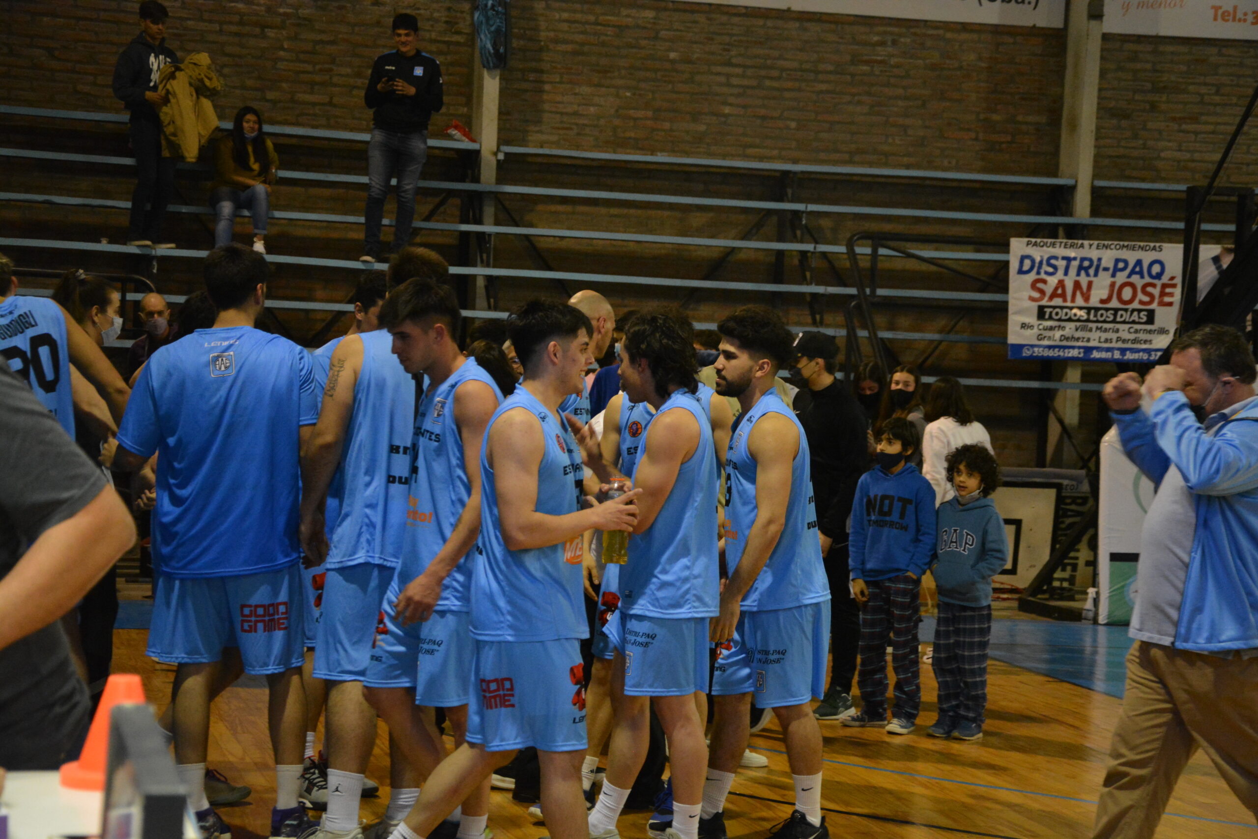 Estudiantes festeja su victoria ante Chañares.