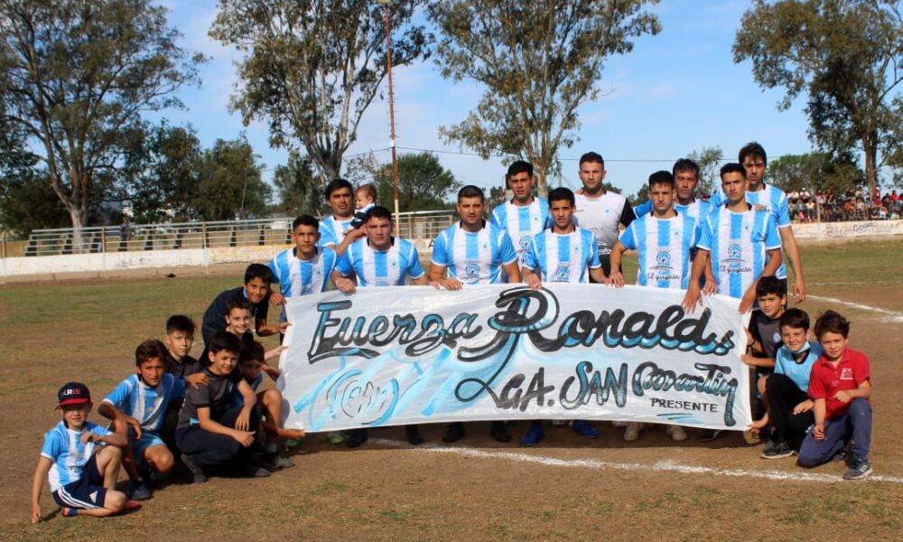 Distintos planteles de la Liga de Laboulaye, y hasta el Club Ranqueles de hockey, salieron a la cancha, el fin de semana, con banderas alentando al jugador.