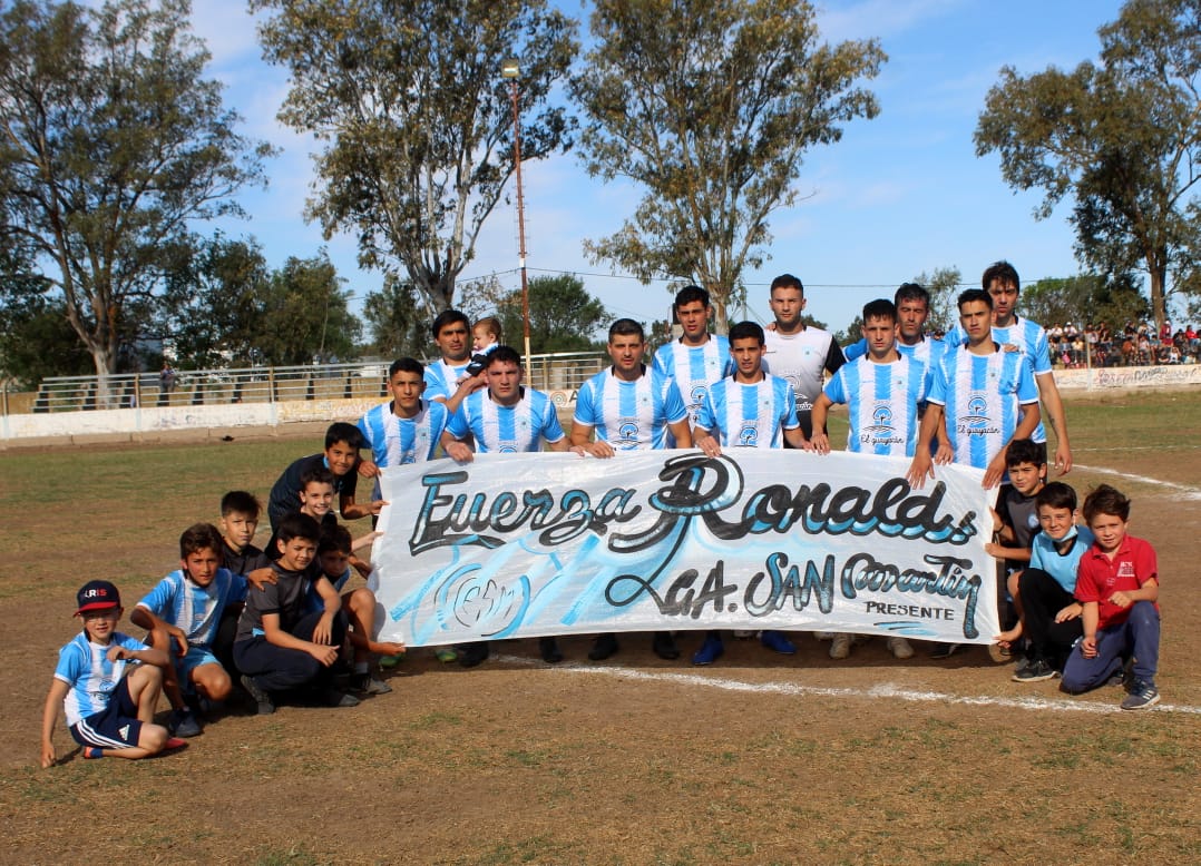 Distintos planteles de la Liga de Laboulaye, y hasta el Club Ranqueles de hockey, salieron a la cancha, el fin de semana, con banderas alentando al jugador.