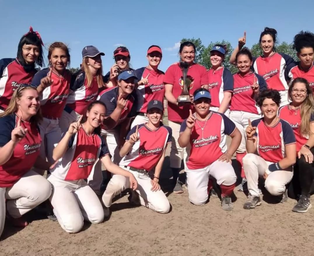 El equipo femenino de sóftbol de la Universidad, campeón en Mendoza.