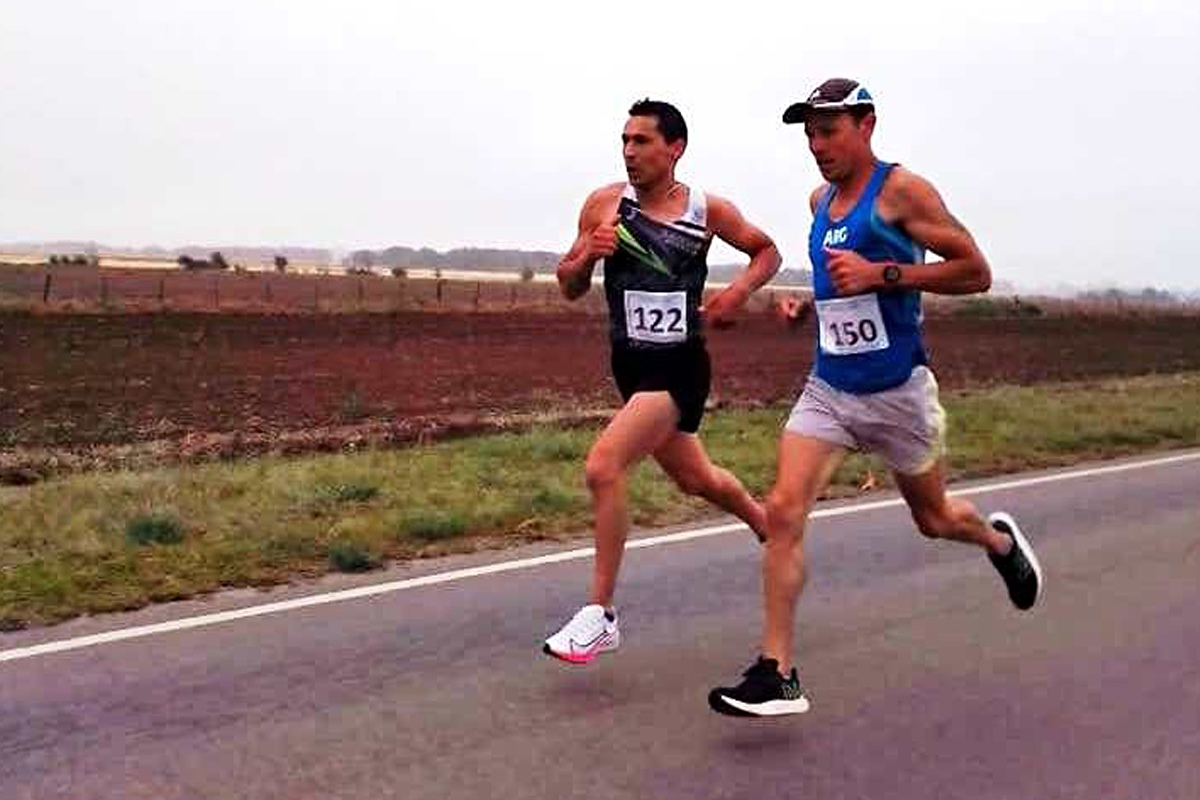 Roberto Ruiz (adelante), ganador de la Maratón Sampacho-Bulnes.