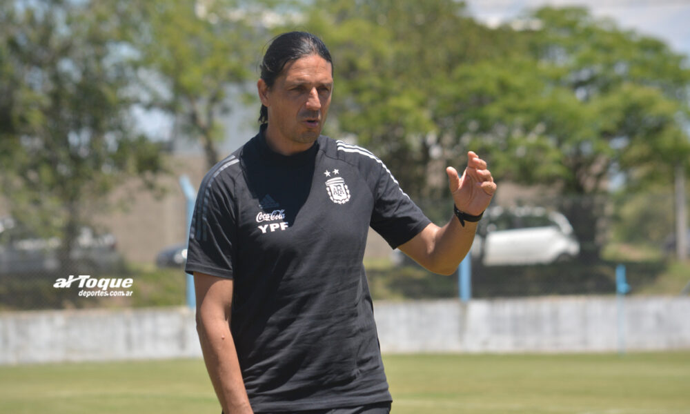 Portanova durante la visoria de futbolistas de la Liga Regional.