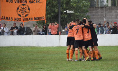 Renato festeja su pase a la final por el tercer ascenso.