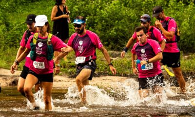 Los atletas superan el río en la carrera Alpax2 2021.