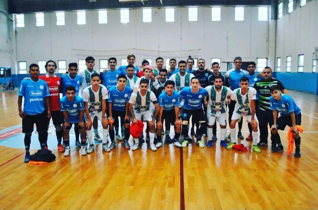 Los planteles de Universidad, Belgrano y Deportivo Cuyo.