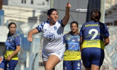 Agustina González dedica su gol, uno de los cinco de Atenas.