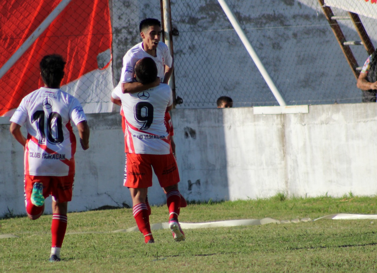 Huracán de Laboulaye se impuso por 2 a 1 de local en el clásico, jugado en el “Said Camal Atala”, sobre Sportivo Norte y quedó a un punto de Deportivo y Cultural Serrano.
