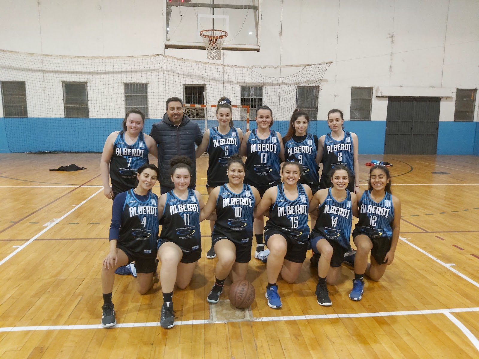 El equipo femenino de Alberdi, líder del torneo local.