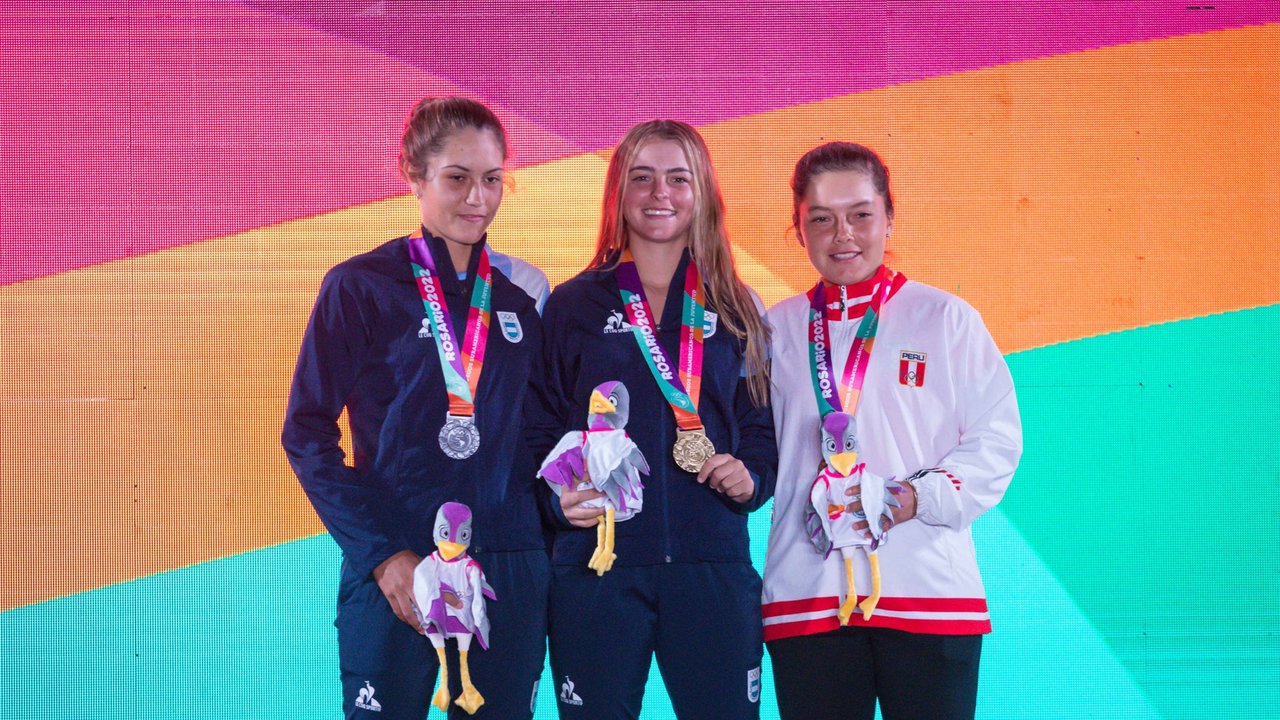 El podio de singles femenino de tenis en los Juegos Suramericanos de la Juventud Rosario 2022.