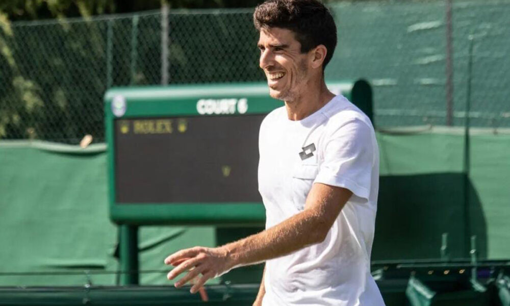 Franco Agamenone entrenando en las canchas auxiliares de Wimbledon.