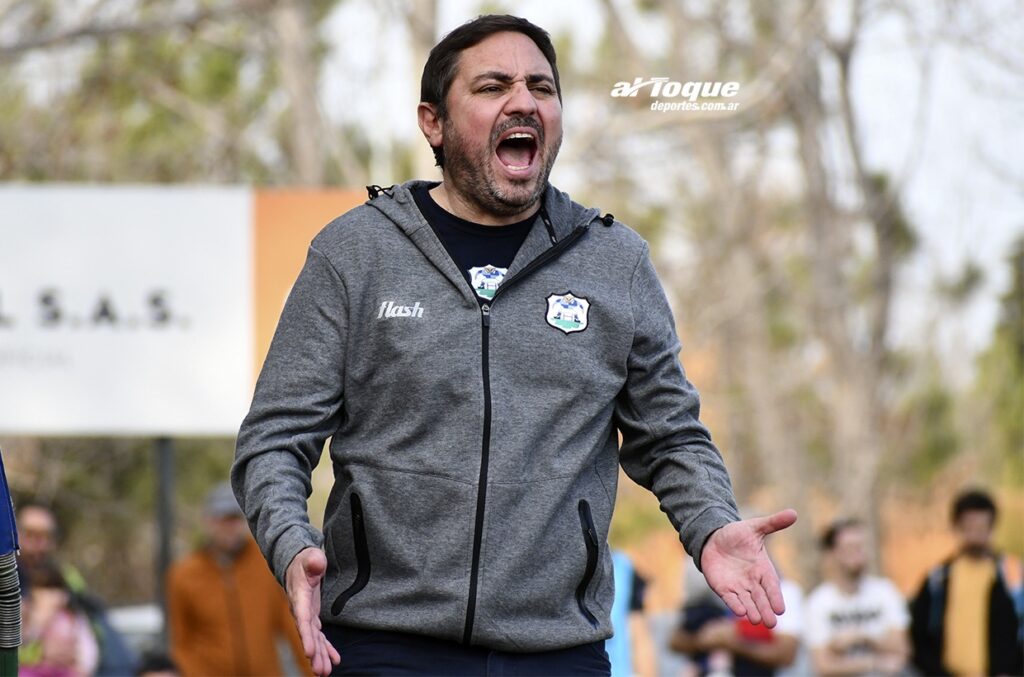 Carlos Becerra, head coach de Uru Cure.
